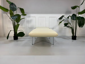 Gebrauchter Brühl Roro Designer Leder Sessel in der Farbe Beige vor einer Wand, stilvoll und modern eingerichtet.