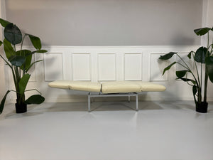 Gebrauchter Brühl Roro Designer Leder Sessel in der Farbe Beige vor einer Wand, stilvoll und modern eingerichtet.