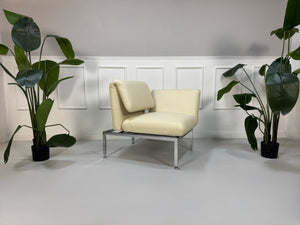 Gebrauchter Brühl Roro Designer Leder Sessel in der Farbe Beige vor einer Wand, stilvoll und modern eingerichtet.