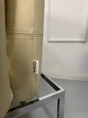 Gebrauchter Brühl Roro Designer Leder Sessel in der Farbe Beige vor einer Wand, stilvoll und modern eingerichtet.