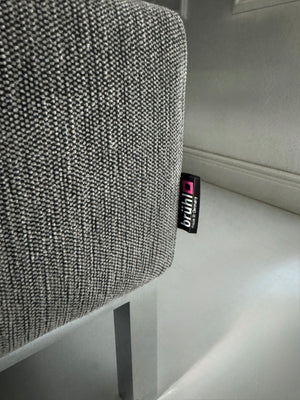 Gebrauchtes Brühl Tomo Designer Stoff Sofa in der Farbe Grau vor einer Wand, stilvoll und modern eingerichtet.