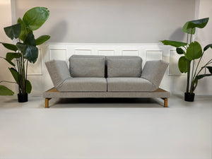 Gebrauchtes Brühl Moule Large Designer Stoff Sofa in der Farbe Grau vor einer Wand, stilvoll und modern eingerichtet.