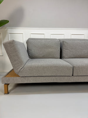 Gebrauchtes Brühl Moule Large Designer Stoff Sofa in der Farbe Grau vor einer Wand, stilvoll und modern eingerichtet.