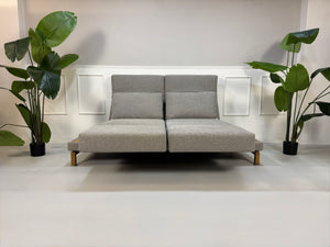 Gebrauchtes Brühl Moule Large Designer Stoff Sofa in der Farbe Grau vor einer Wand, stilvoll und modern eingerichtet.