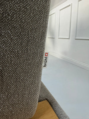 Gebrauchtes Brühl Moule Large Designer Stoff Sofa in der Farbe Grau vor einer Wand, stilvoll und modern eingerichtet.