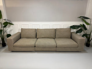 Gebrauchtes Walter Knoll Living Landscape Designer Stoff Sofa in der Farbe Braun vor einer Wand, stilvoll und modern eingerichtet.