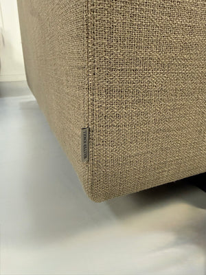 Gebrauchtes Walter Knoll Living Landscape Designer Stoff Sofa in der Farbe Braun vor einer Wand, stilvoll und modern eingerichtet.