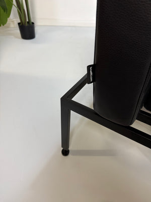 Gebrauchtes Brühl Roro Soft Designer Leder Sofa in der Farbe Schwarz vor einer Wand, stilvoll und modern eingerichtet.