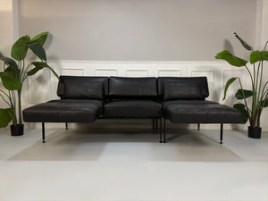 Gebrauchtes Brühl Roro Soft Designer Leder Sofa in der Farbe Schwarz vor einer Wand, stilvoll und modern eingerichtet.