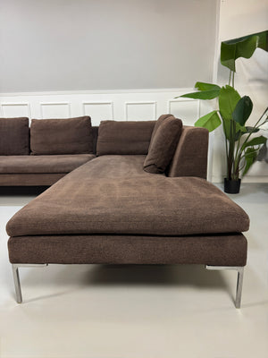 Gebrauchtes B&B Italia Charles Designer Stoff Sofa in der Farbe Braun vor einer Wand, stilvoll und modern eingerichtet.