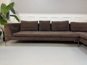 Gebrauchtes B&B Italia Charles Designer Stoff Sofa in der Farbe Braun vor einer Wand, stilvoll und modern eingerichtet.