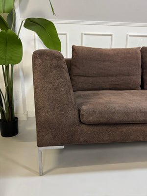 Gebrauchtes B&B Italia Charles Designer Stoff Sofa in der Farbe Braun vor einer Wand, stilvoll und modern eingerichtet.