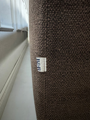 Gebrauchtes B&B Italia Charles Designer Stoff Sofa in der Farbe Braun vor einer Wand, stilvoll und modern eingerichtet.