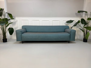 Gebrauchtes Rolf Benz Grata Designer Stoff Sofa in der Farbe Blau vor einer Wand, stilvoll und modern eingerichtet.