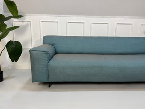 Gebrauchtes Rolf Benz Grata Designer Stoff Sofa in der Farbe Blau vor einer Wand, stilvoll und modern eingerichtet.