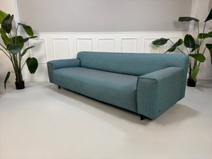 Gebrauchtes Rolf Benz Grata Designer Stoff Sofa in der Farbe Blau vor einer Wand, stilvoll und modern eingerichtet.