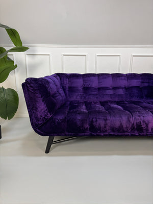 Gebrauchtes Roche Bobois Profile Designer Stoff Sofa in der Farbe Lila vor einer Wand, stilvoll und modern eingerichtet.