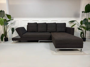 Gebrauchtes Brühl FourTwo Designer Stoff Sofa in der Farbe Braun vor einer Wand, stilvoll und modern eingerichtet.