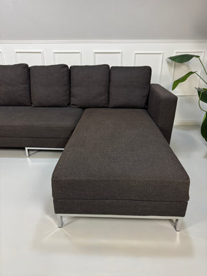 Gebrauchtes Brühl FourTwo Designer Stoff Sofa in der Farbe Braun vor einer Wand, stilvoll und modern eingerichtet.