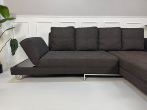 Gebrauchtes Brühl FourTwo Designer Stoff Sofa in der Farbe Braun vor einer Wand, stilvoll und modern eingerichtet.