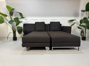 Gebrauchtes Brühl FourTwo Designer Stoff Sofa in der Farbe Braun vor einer Wand, stilvoll und modern eingerichtet.