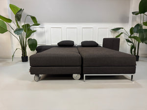 Gebrauchtes Brühl FourTwo Designer Stoff Sofa in der Farbe Braun vor einer Wand, stilvoll und modern eingerichtet.