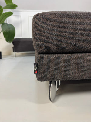 Gebrauchtes Brühl FourTwo Designer Stoff Sofa in der Farbe Braun vor einer Wand, stilvoll und modern eingerichtet.