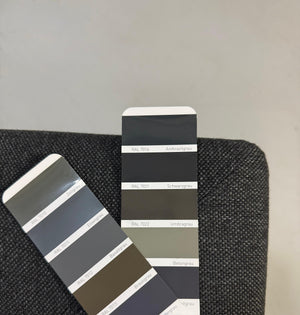 Refurbished graues B&B Italia Charles Designer Stoff Sofa vor einer Wand, stilvoll und modern eingerichtet.