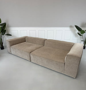 Erneuertes beiges Bolia Cosima Designer Cord Sofa vor einer Wand, stilvoll und modern eingerichtet.