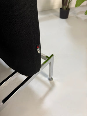 Gebrauchtes schwarzes Brühl Roro Designer Stoff Sofa vor einer Wand, stilvoll und modern eingerichtet.