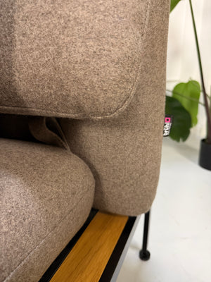 Ausstellungsstück Brühl Roro in braun Designer Stoff Sofa vor einer Wand, stilvoll und modern eingerichtet.