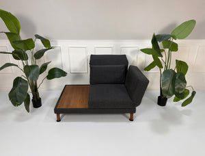 Gebrauchter Brühl Moule Designer Stoff Sessel vor einer Wand, stilvoll und modern eingerichtet.