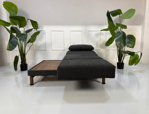 Gebrauchter Brühl Moule Designer Stoff Sessel vor einer Wand, stilvoll und modern eingerichtet.