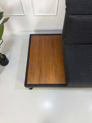 Gebrauchter Brühl Moule Designer Stoff Sessel vor einer Wand, stilvoll und modern eingerichtet.