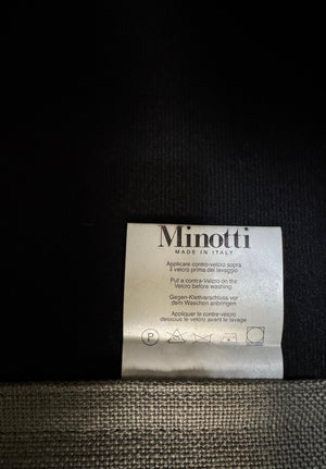 Gebrauchtes graues Minotti Hamilton Designer Stoff Sofa vor einer Wand, stilvoll und modern eingerichtet.