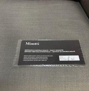 Gebrauchtes graues Minotti Hamilton Designer Stoff Sofa vor einer Wand, stilvoll und modern eingerichtet.