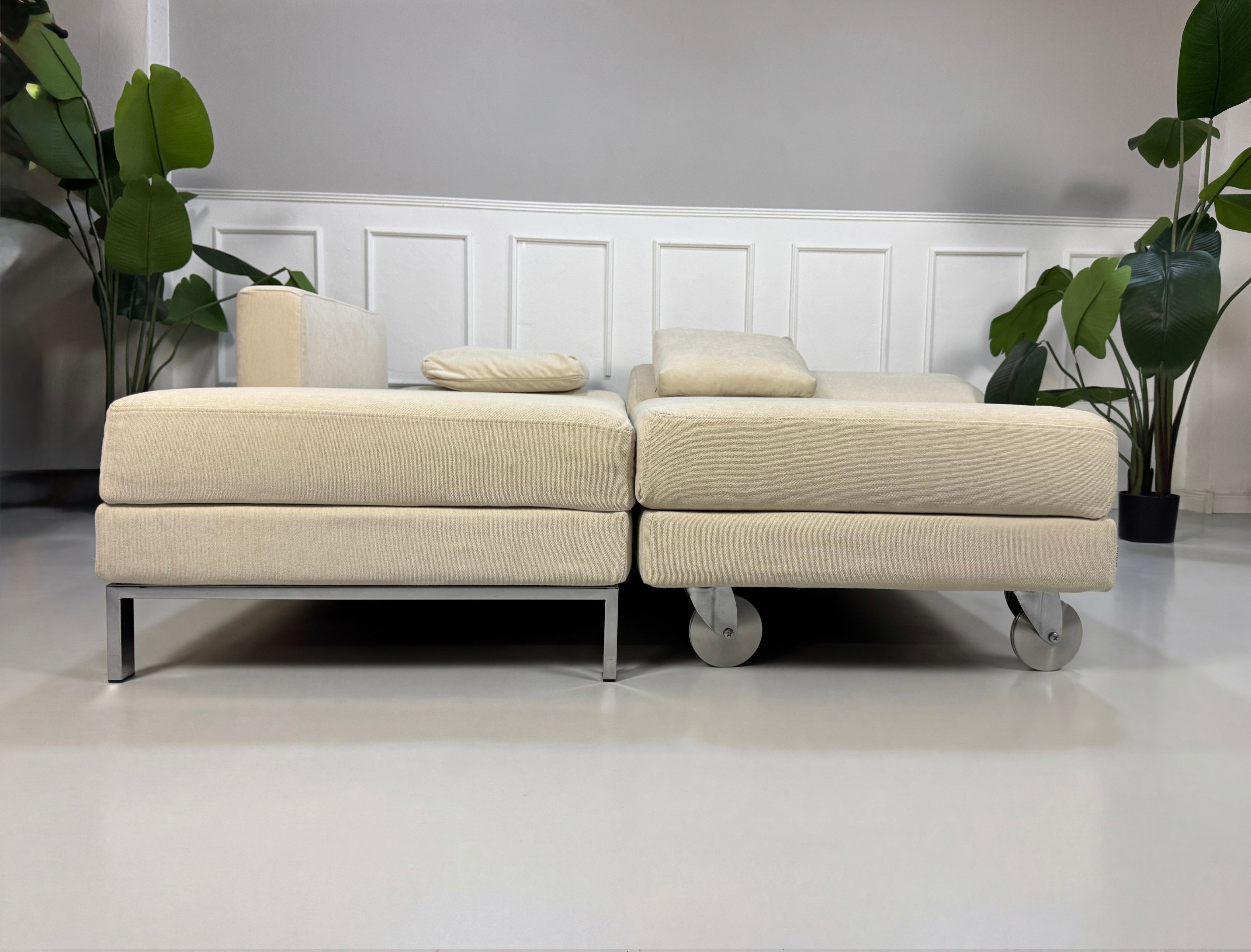 Gebrauchtes beiges Brühl Fourtwo Designer Stoff Sofa vor einer Wand, stilvoll und modern eingerichtet.