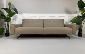 Gebrauchtes graues Rolf Benz 50 Designer Leder Sofa vor einer Wand, stilvoll und modern eingerichtet.