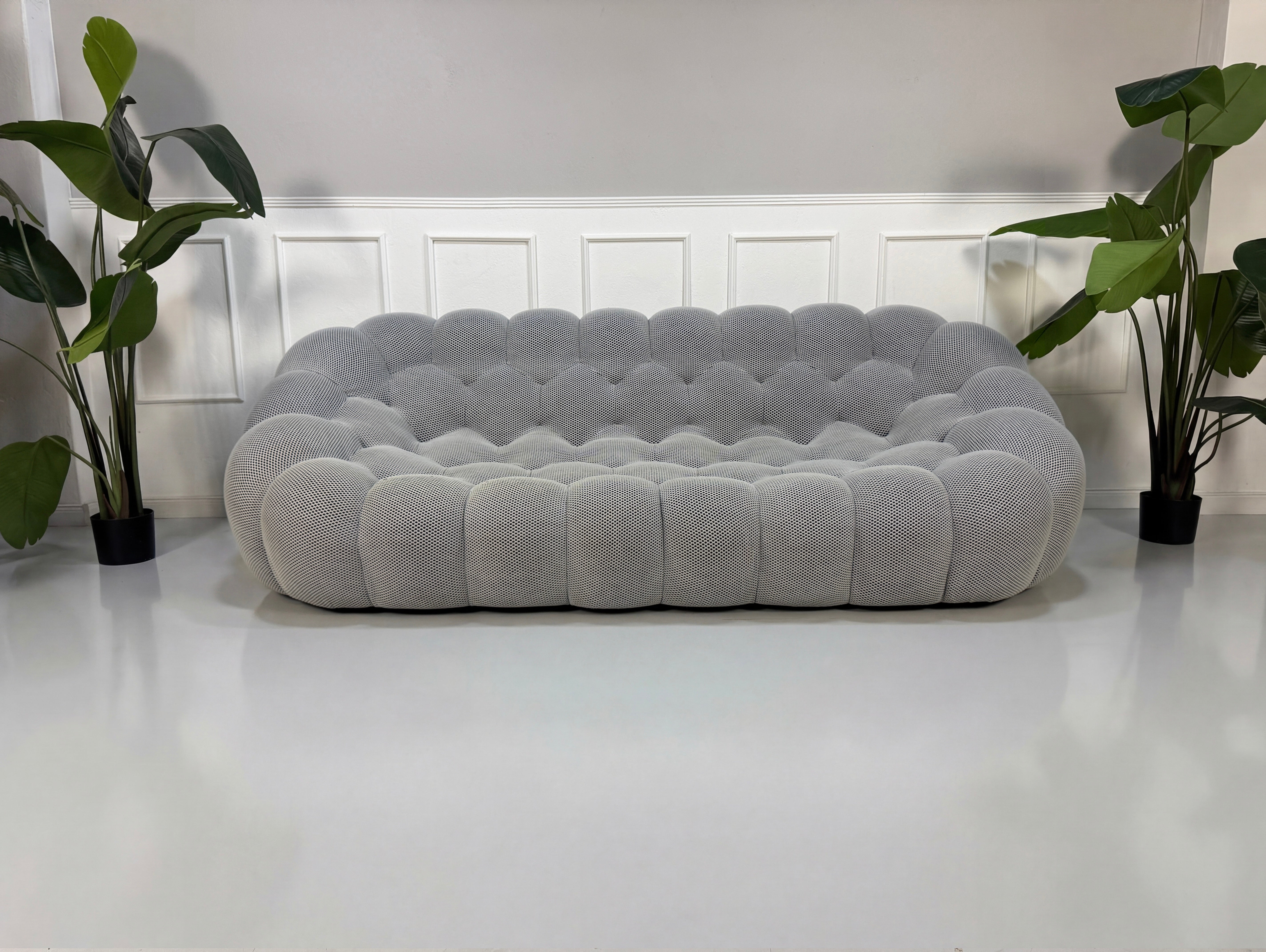 Gebrauchtes graues Roche Bobois Bubble Designer Stoff Sofa vor einer Wand, stilvoll und modern eingerichtet