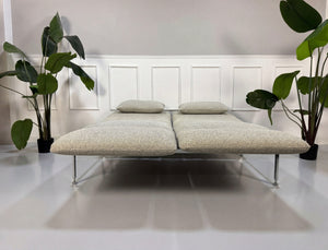 Gebrauchtes graues Brühl Roro Designer Stoff Sofa vor einer Wand, stilvoll und modern eingerichtet.