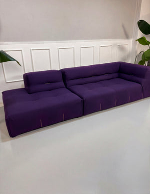 Gebrauchtes lila B&B Italia Tufty Too Designer Stoff Sofa vor einer Wand, stilvoll und modern eingerichtet.