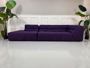 Gebrauchtes lila B&B Italia Tufty Too Designer Stoff Sofa vor einer Wand, stilvoll und modern eingerichtet.
