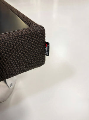 Gebrauchtes braunes Brühl Fourtwo Designer Stoff Sofa mit Hocker vor einer Wand, stilvoll und modern eingerichtet.