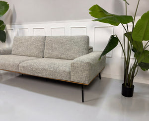Gebrauchtes graues Koinor Hiero Designer Stoff Sofa vor einer Wand, stilvoll und modern eingerichtet.