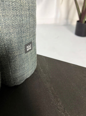 Gebrauchtes blau graues Rolf Benz Aura Designer Stoff Sofa vor einer Wand, stilvoll und modern eingerichtet.