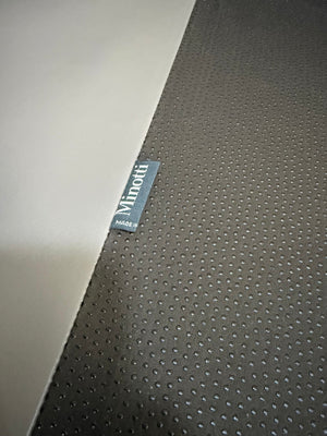 Refurbished Minotti Jagger Designer Leder Sofa vor einer Wand, stilvoll und modern eingerichtet.