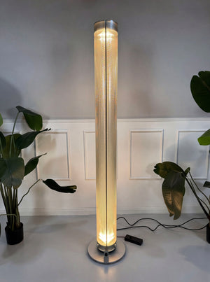 Gebrauchte Belux Twilight Designer Lampe vor einer Wand, stilvoll und modern eingerichtet.