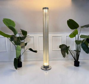 Gebrauchte Belux Twilight Designer Lampe vor einer Wand, stilvoll und modern eingerichtet.
