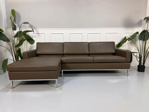 Brühl Tomo Sofa Braun Leder – Frontansicht | Aaron GmbH