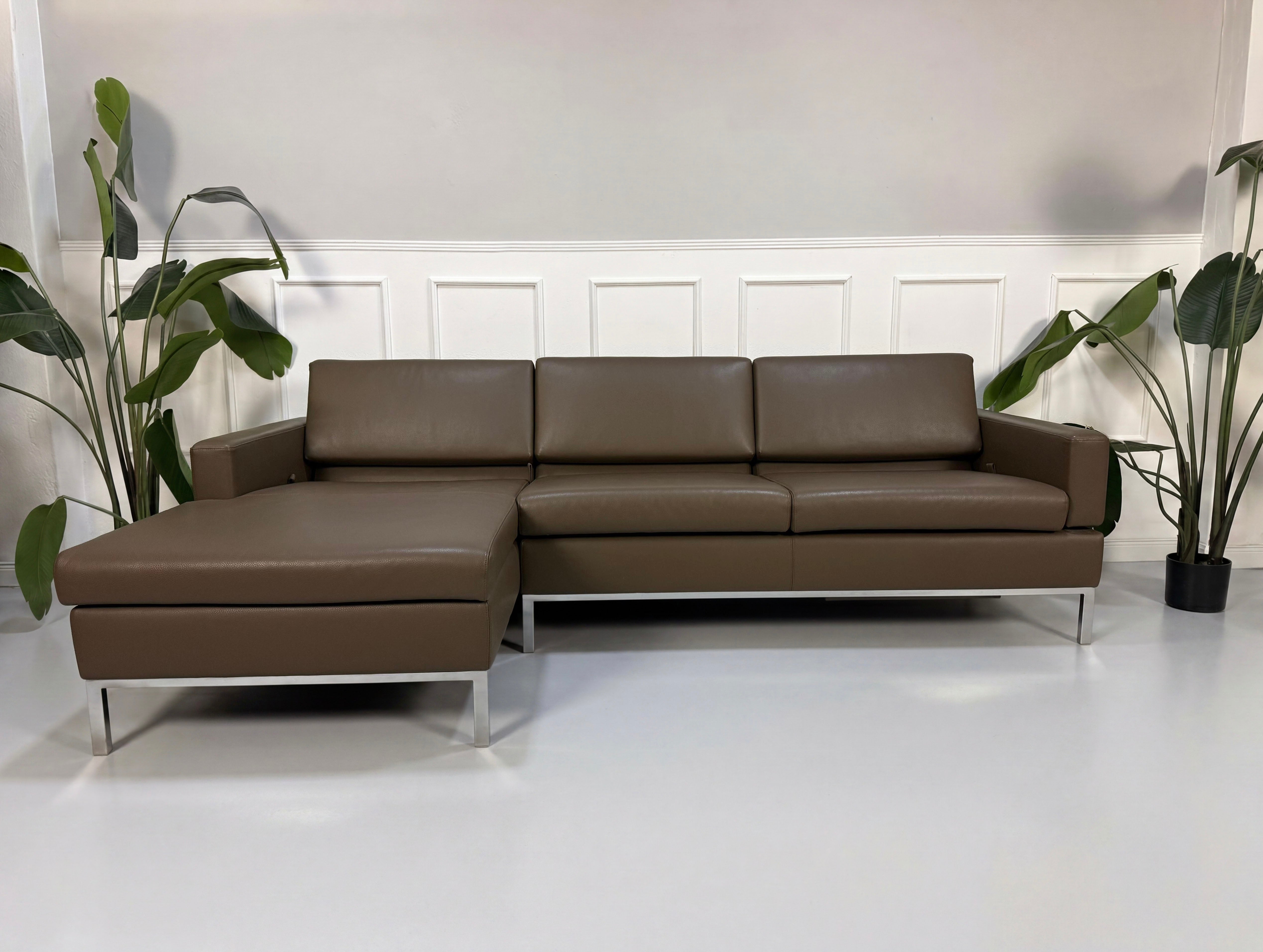 Brühl Tomo Sofa Braun Leder – Frontansicht | Aaron GmbH